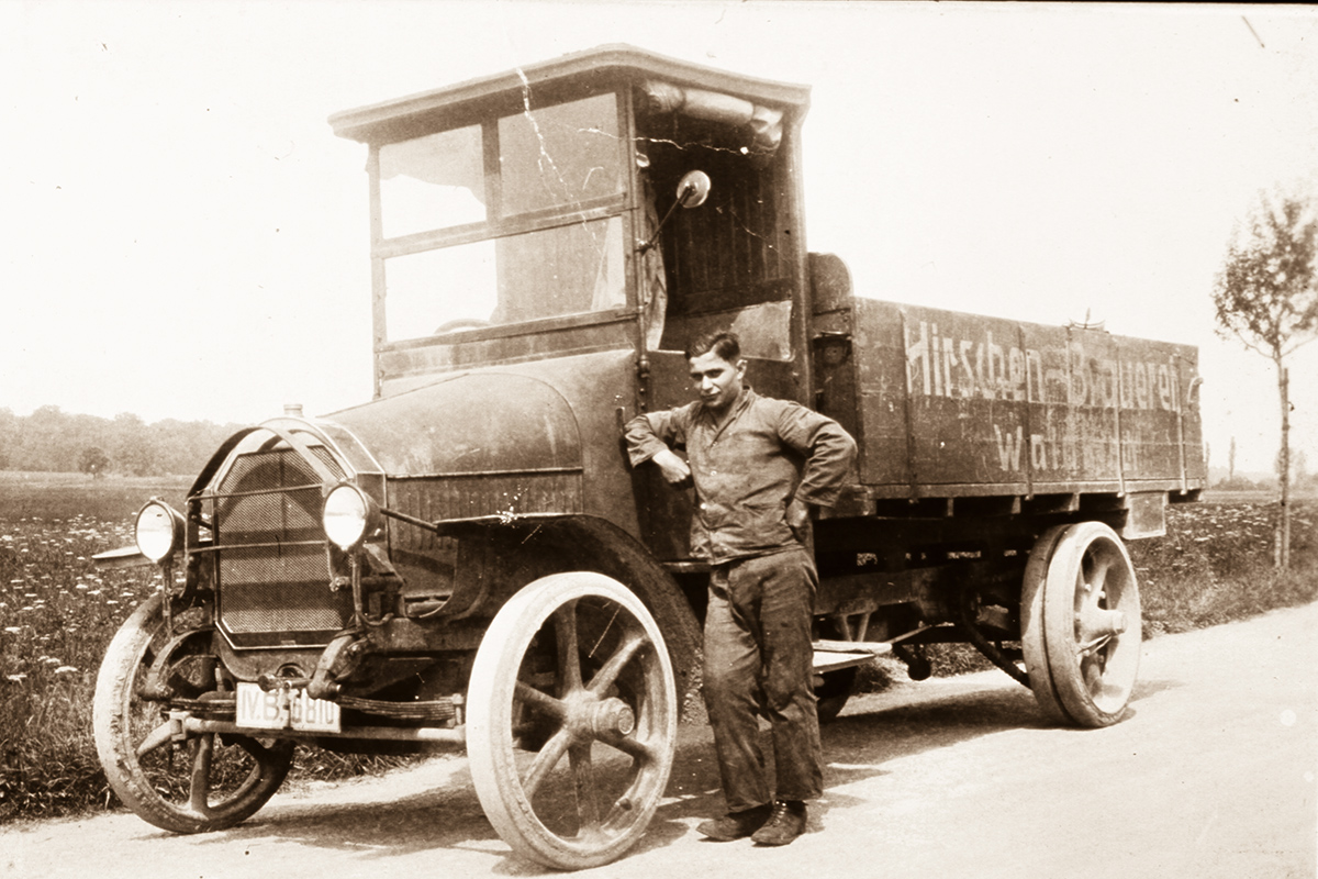 Einer der ersten Lastwagen mit dem Bierfahrer Ellighofer, der später Wirt auf unserem Stammhaus “Zum Hirschen“ war.